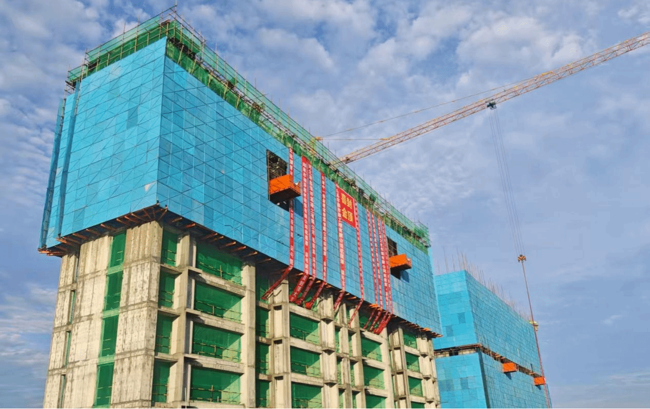 山西建投三建集團(tuán)翡翠?柒號(hào)院項(xiàng)目2#樓主體封頂