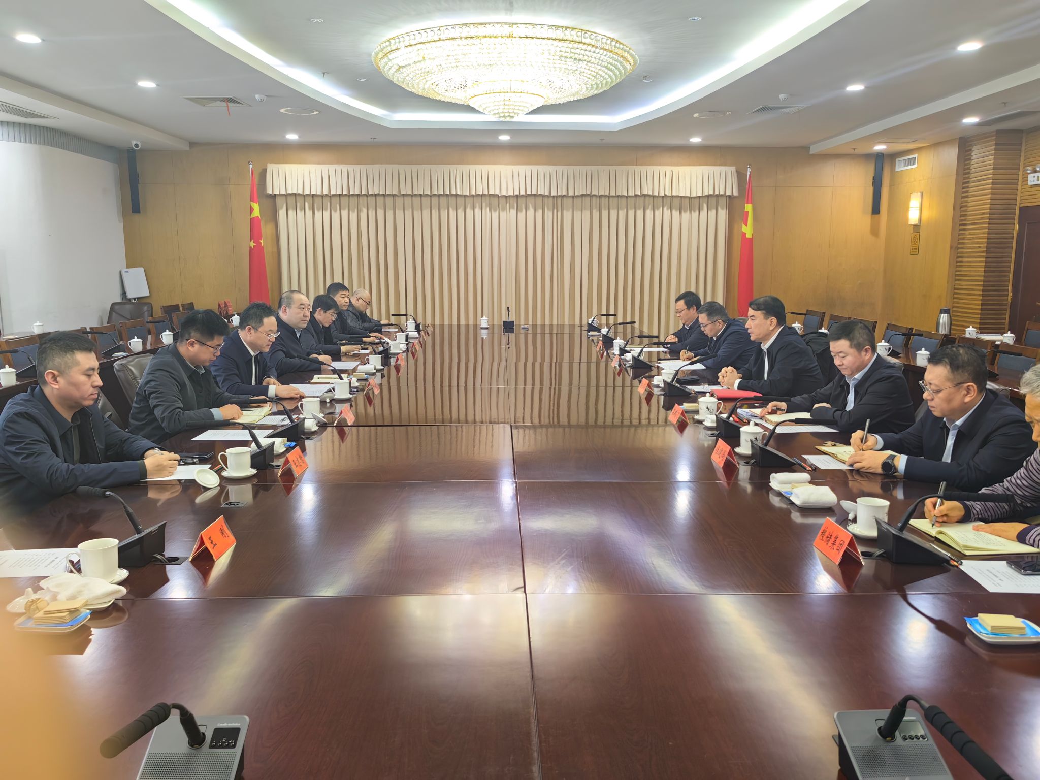 山西建投二建集團與烏魯木齊市政府舉行工作會談