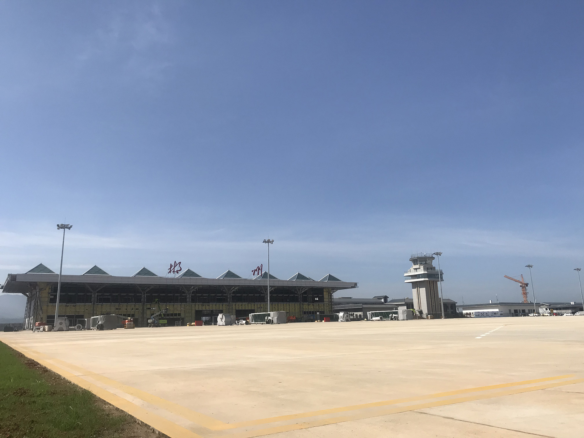 山西建投機(jī)械化集團(tuán)郴州北湖機(jī)場土石方及道面工程順利通過竣工驗收