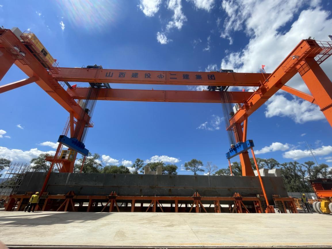山西建投二建集團(tuán)承建的大同高速飛車項(xiàng)目首孔梁圓滿完成吊裝