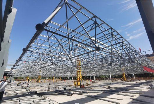山西建投瀟河產(chǎn)業(yè)公司承建的山西師范大學(xué)實訓(xùn)樓項目網(wǎng)架頂升圓滿成功