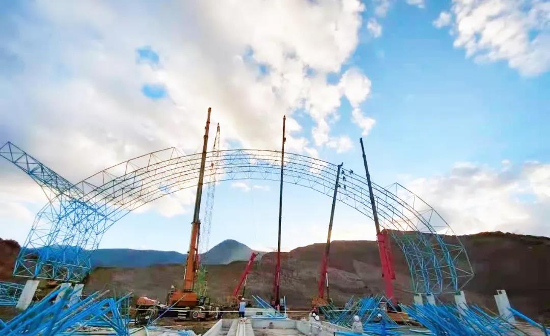 山西建投安裝集團(tuán)印尼金瑞項(xiàng)目焦棚球形網(wǎng)架起步軸吊裝拼接成功