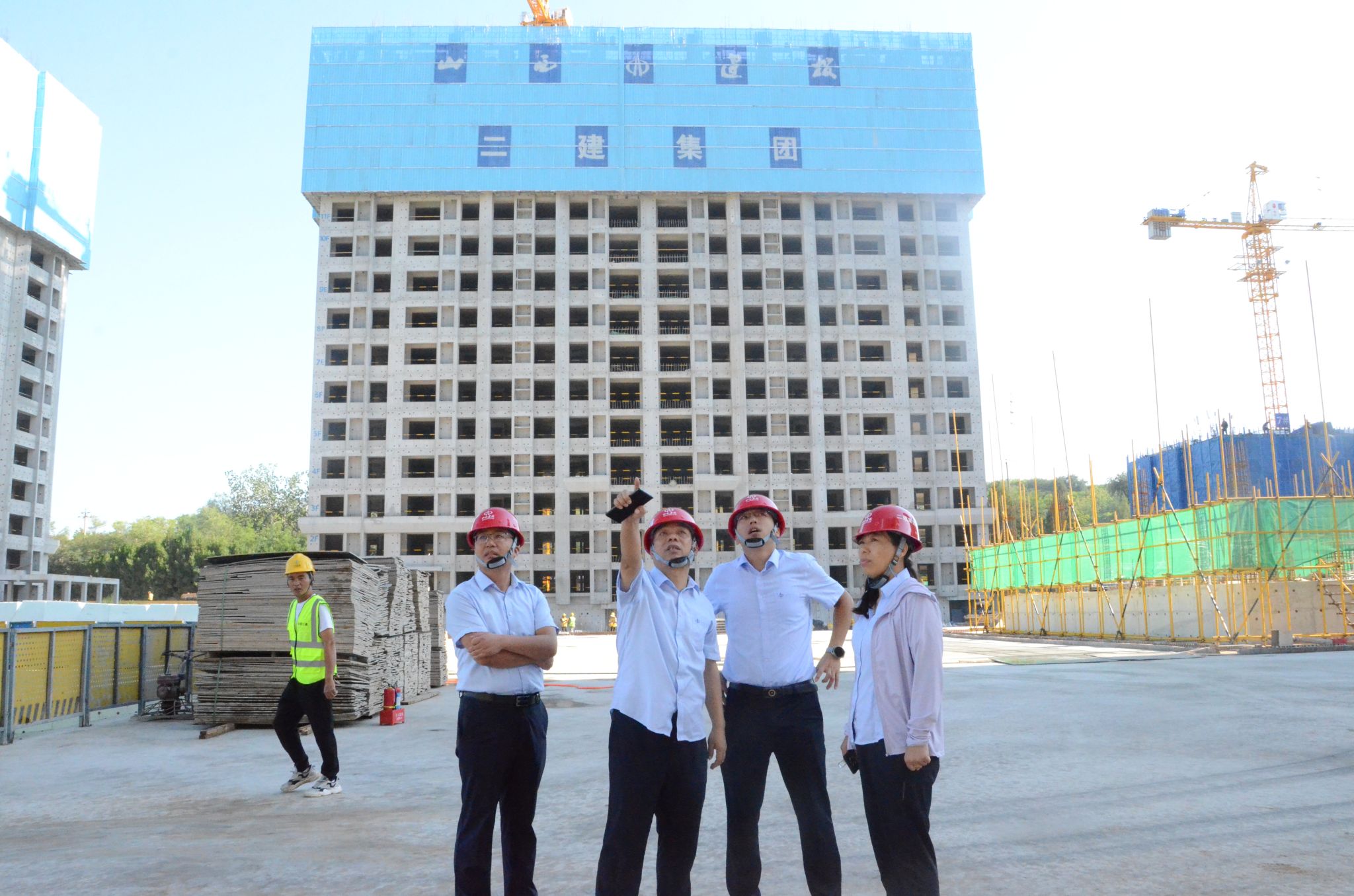 山西建投二建集團(tuán)召開2024年第三次技術(shù)質(zhì)量、科技創(chuàng)新工作會(huì)、現(xiàn)場(chǎng)觀摩會(huì)暨“質(zhì)量月”活動(dòng)啟動(dòng)會(huì)、第14期技術(shù)骨干“上講臺(tái)”授課培訓(xùn)會(huì)