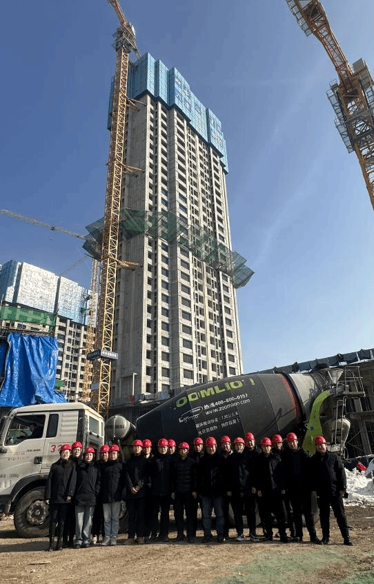 山西建投六建集團(tuán)承建的晉源區(qū)金勝村、棘針村城中村改造安置項(xiàng)目（A區(qū)）首棟樓喜封金頂