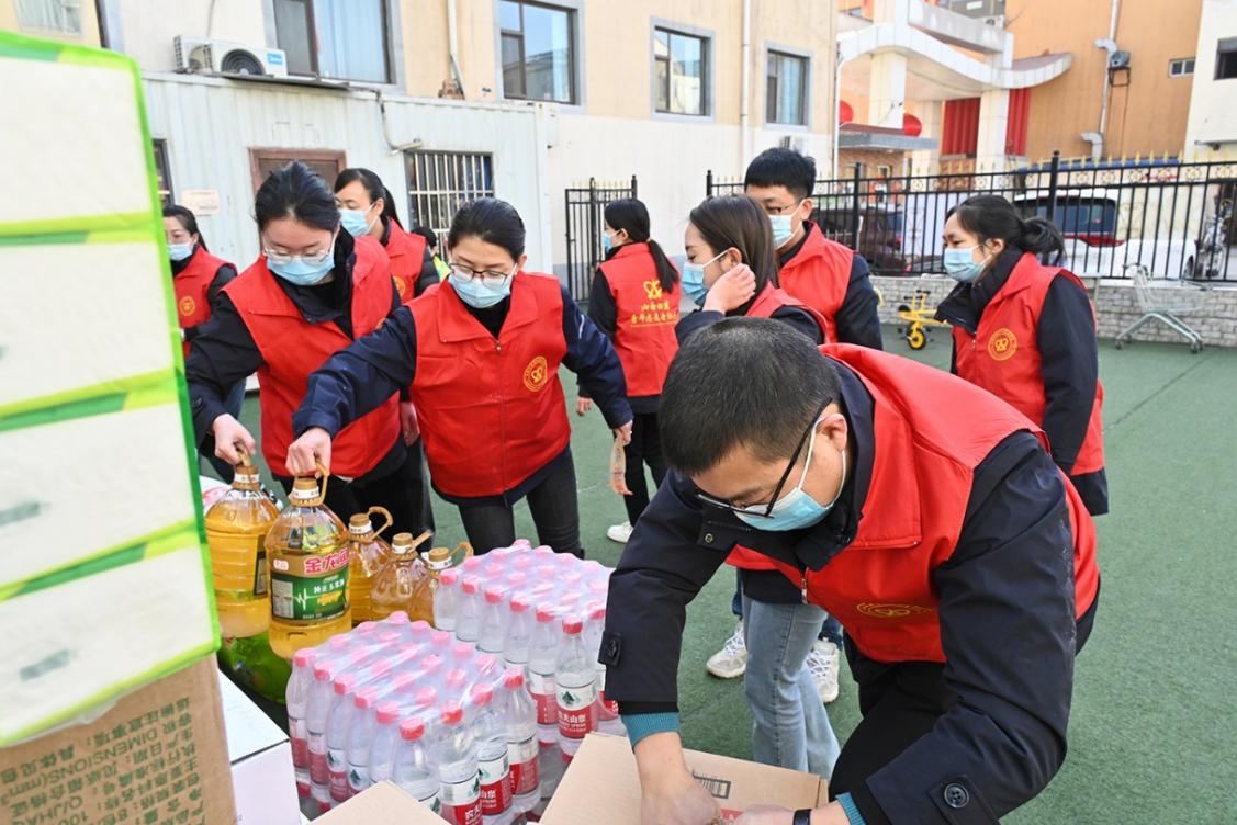 山西建投四建志愿者關(guān)愛孤獨癥兒童