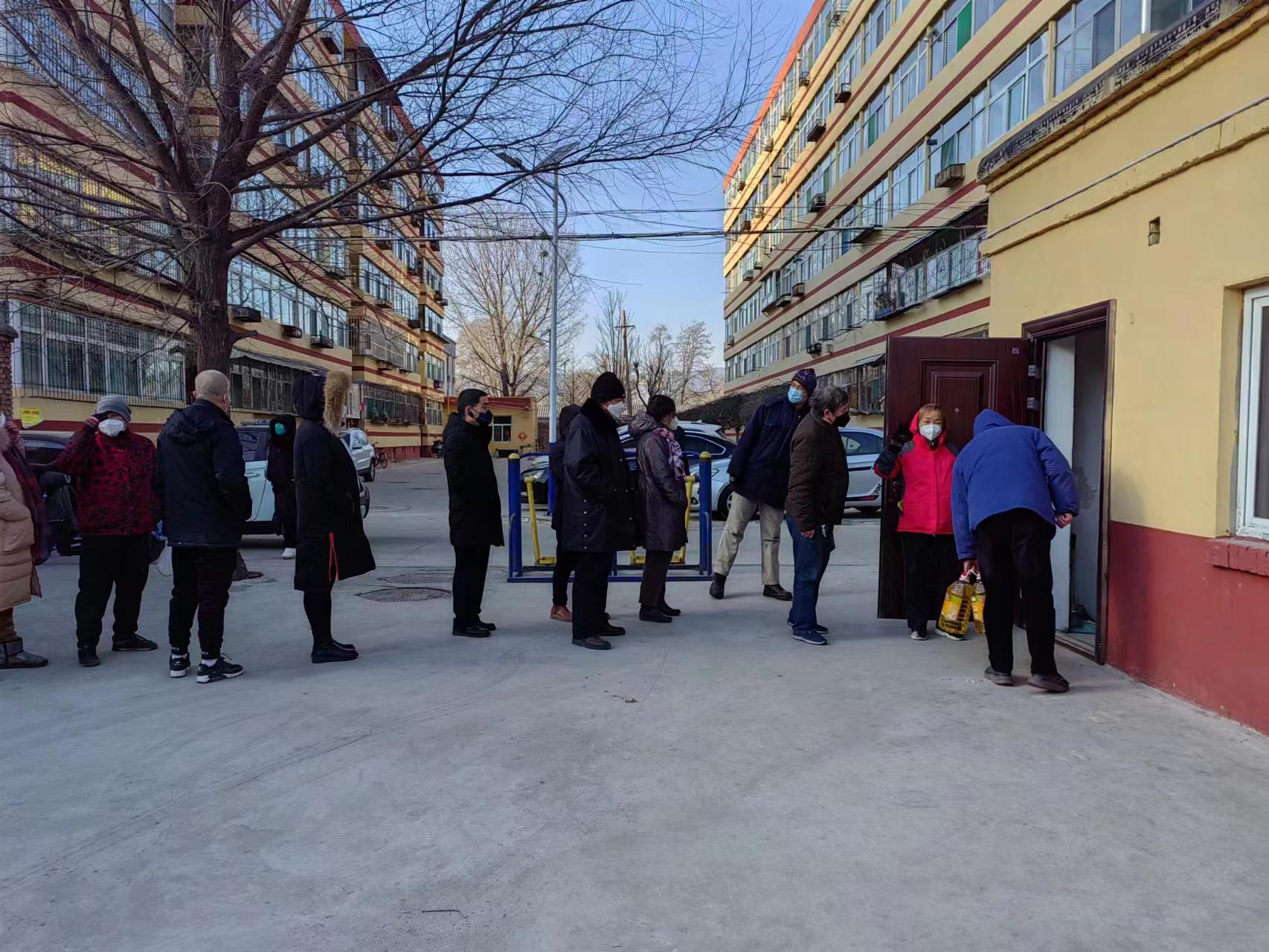 情系離退休職工，暖心禮包送祝福