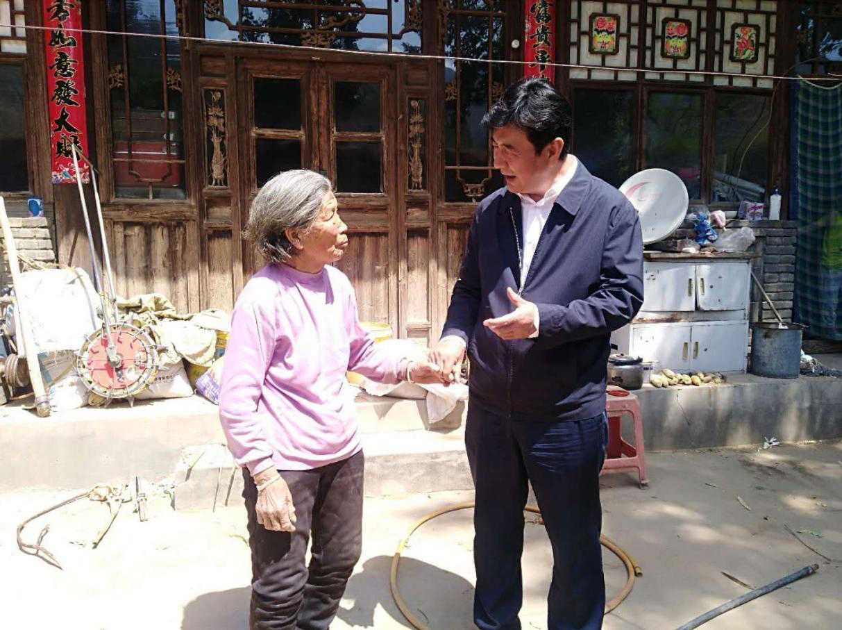 山西建投黨委委員、董事、工會主席溫剛深入繁峙縣扶貧村入戶走訪