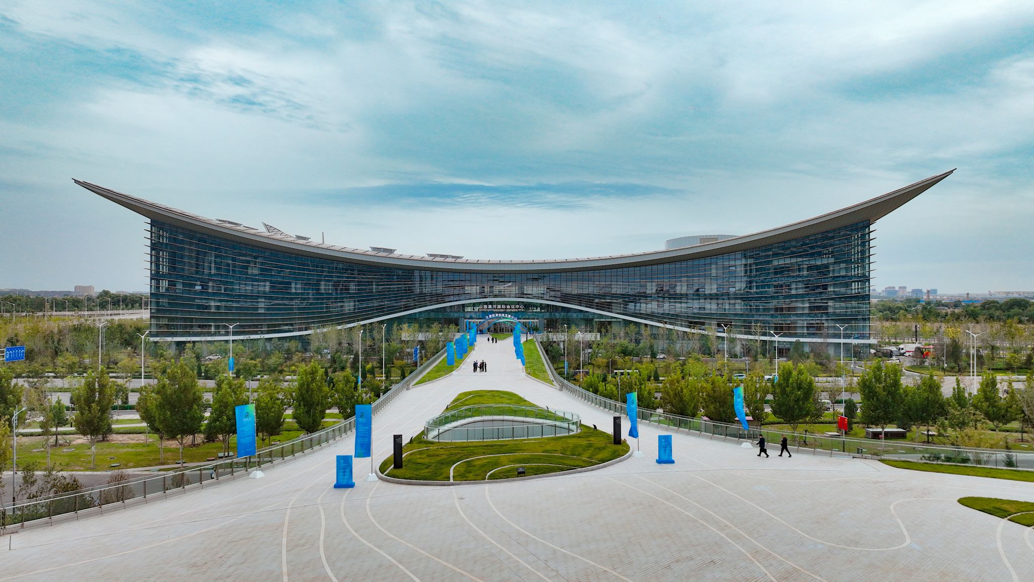 山西瀟河國際會議會展中心及配套酒店群圓滿完成2025年太原能源低碳發(fā)展論壇與能源產(chǎn)業(yè)博覽會服務保障任務