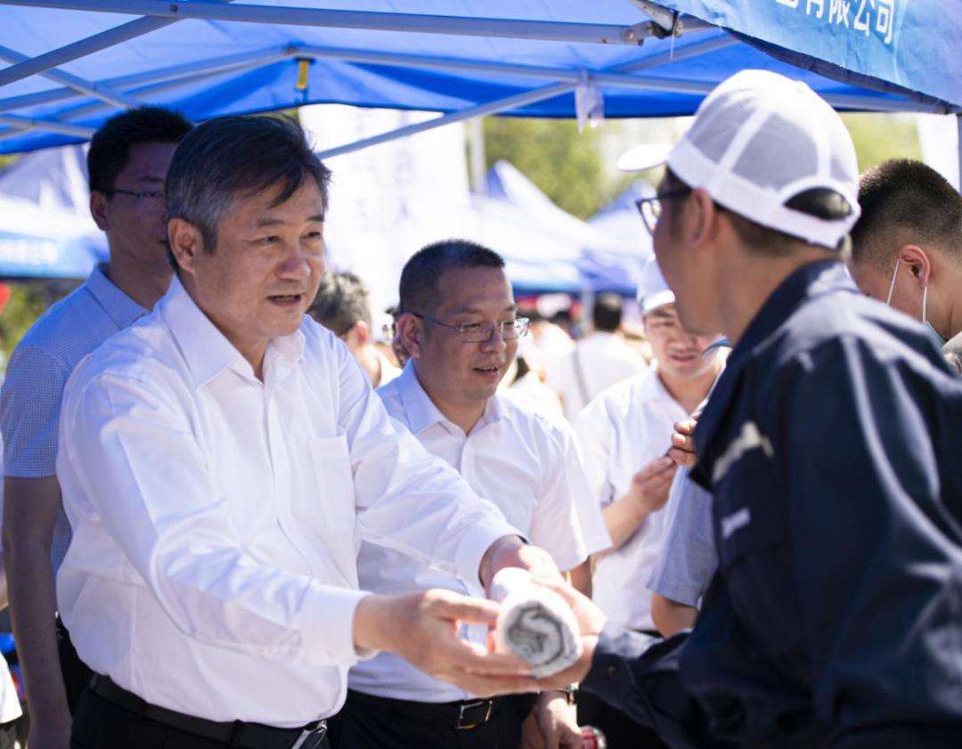 遵守安全生產(chǎn)法當(dāng)好第一責(zé)任人——山西建投多種形式開展“6·16安全宣傳咨詢?nèi)铡被顒? class=