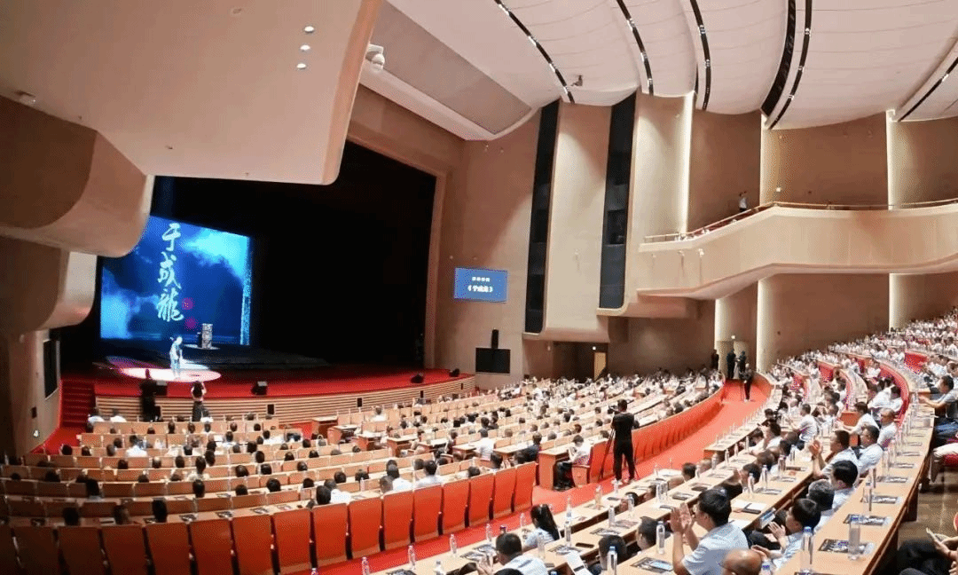 第十七屆西部地區(qū)建設(shè)集團(tuán)合作與發(fā)展研討會(huì)與會(huì)嘉賓及山西建投廣大干部職工共賞廉政話(huà)劇《于成龍》