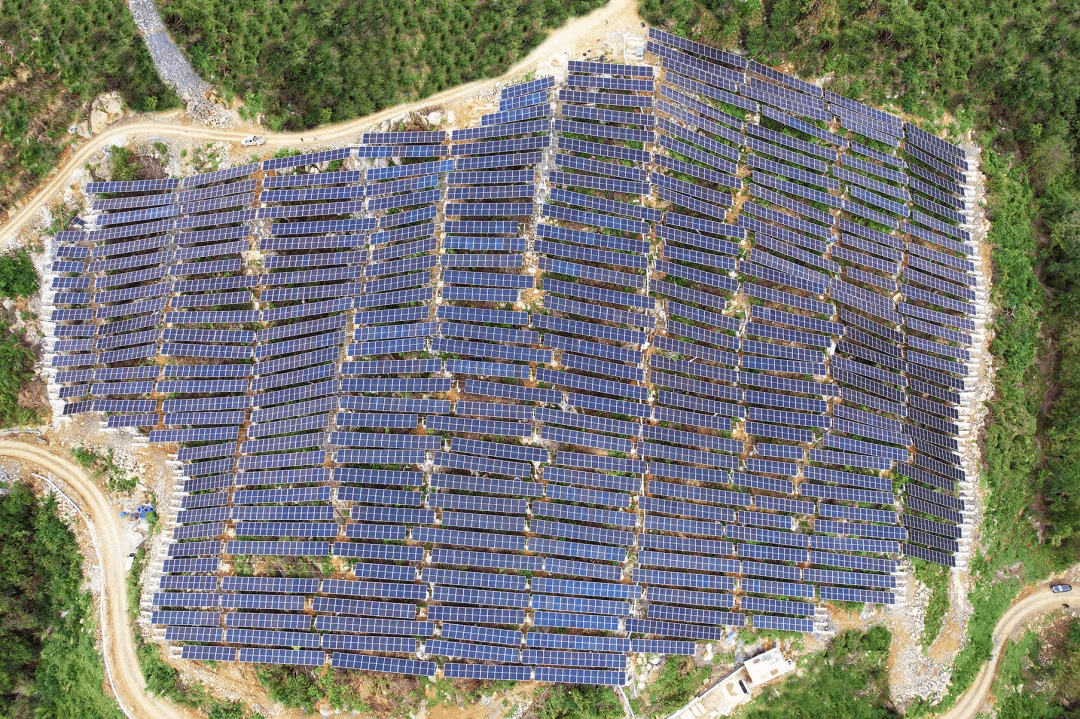 山西建投安裝集團(tuán)大唐富陽萬市擴(kuò)容37MW光伏復(fù)合發(fā)電項(xiàng)目柔性支架樣板首并區(qū)并網(wǎng)成功