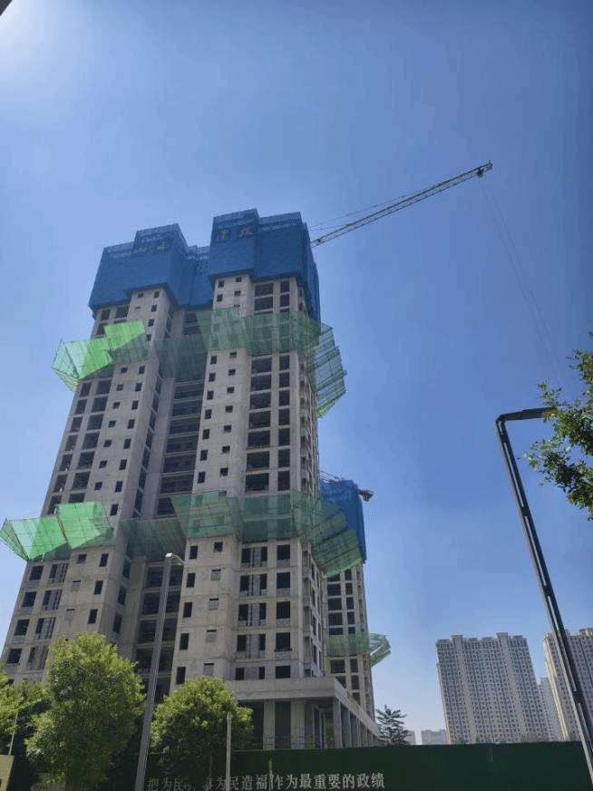 山西建投四建集團(tuán)承建的太原遠(yuǎn)大購物廣場·南上莊城中村改造項目C區(qū)北座主體結(jié)構(gòu)封頂