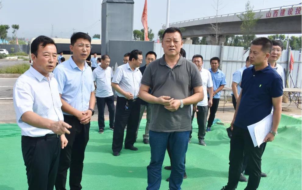 晉中副市長在山西建投三建集團承建的龍城大街區(qū)域路網(wǎng)、電力管溝建設(shè)項目