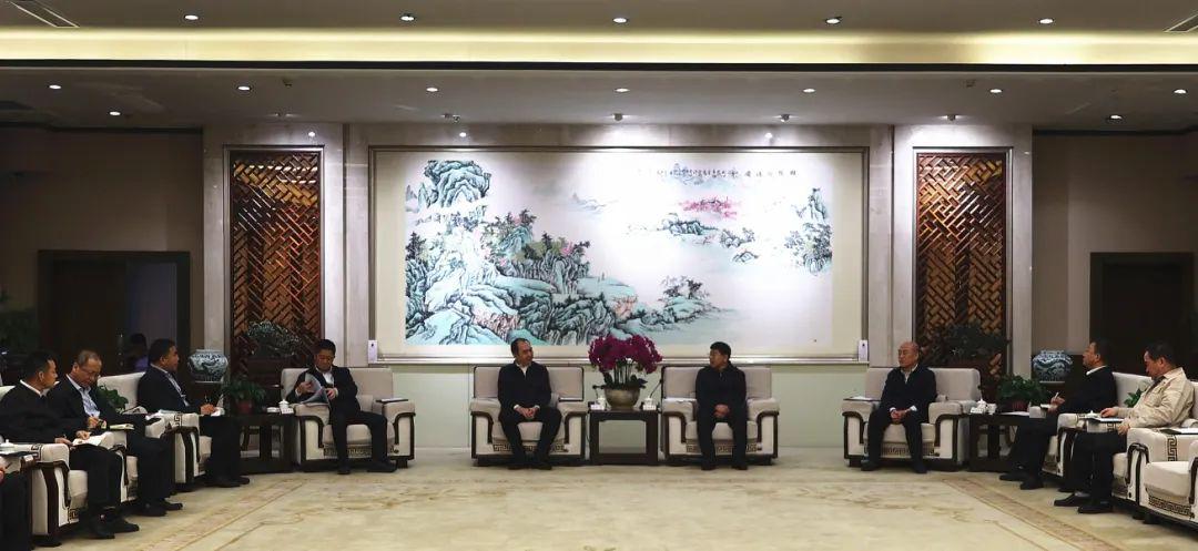 孫波與汾酒集團黨委書記、董事長袁清茂舉行工作會談