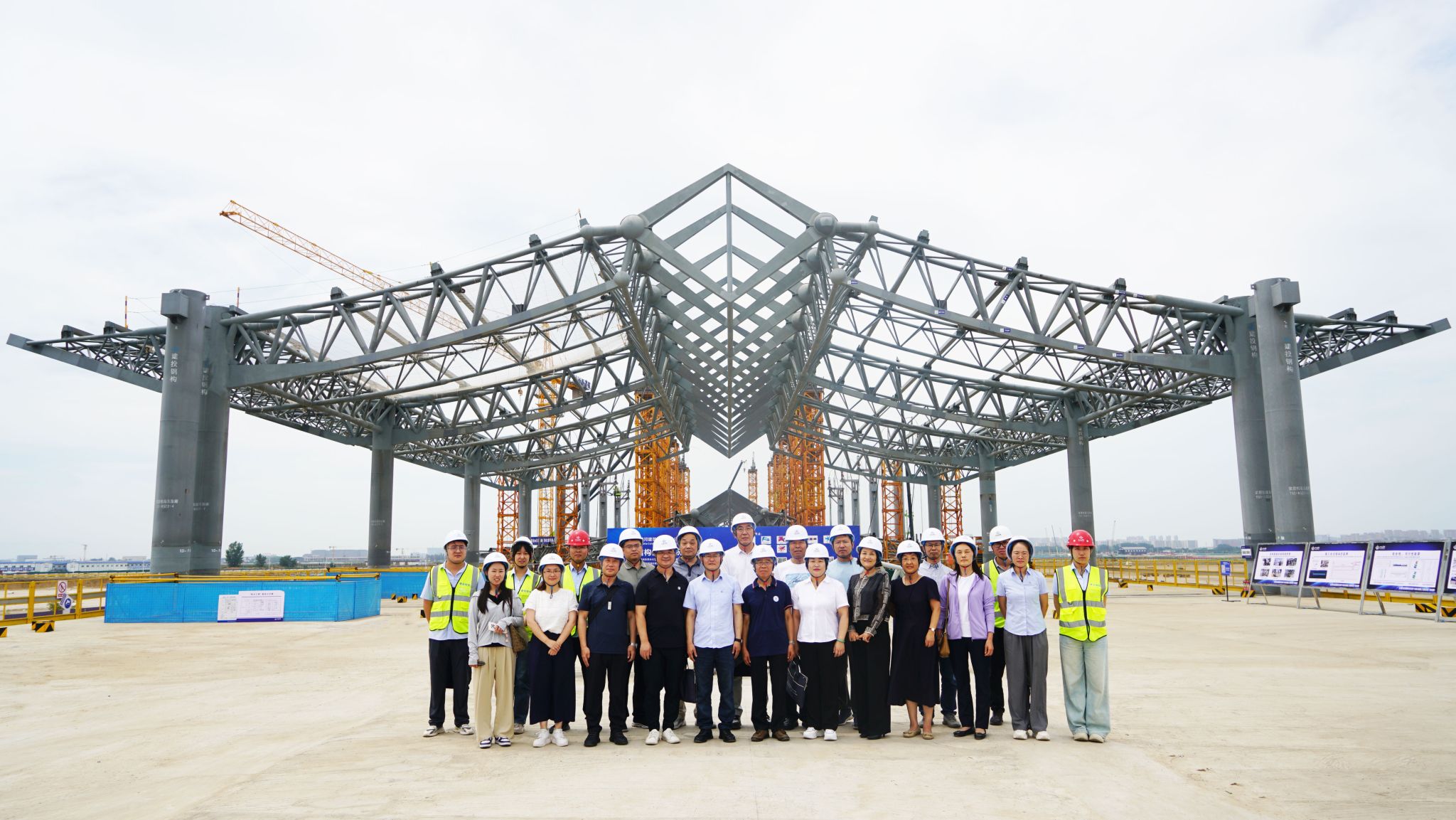 山西省鋼結(jié)構(gòu)協(xié)會(huì)專家團(tuán)到山西建投瀟河產(chǎn)業(yè)公司承建的太原武宿國際機(jī)場三期改擴(kuò)建工程T3航站樓項(xiàng)目觀摩指導(dǎo)