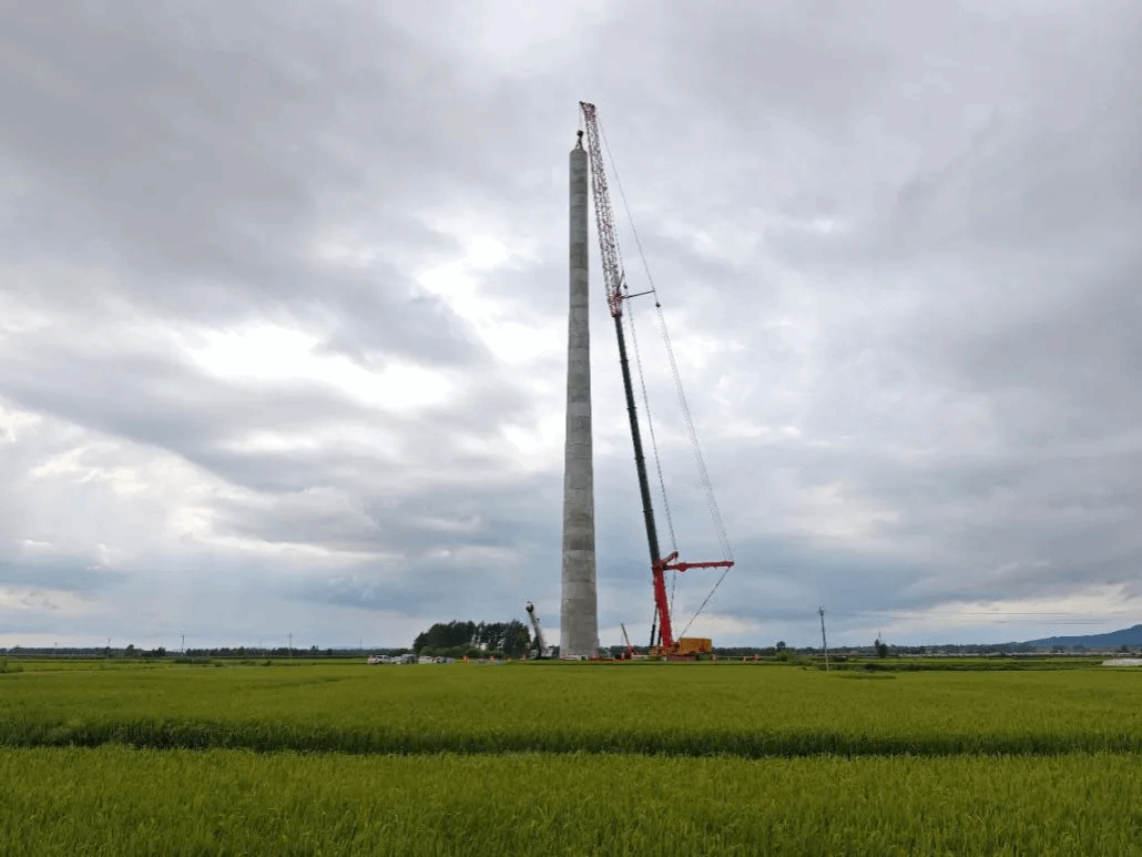 山西建投安裝集團承建的黑龍江省通河200MW風(fēng)儲一體化項目首臺風(fēng)機混塔段吊裝完成