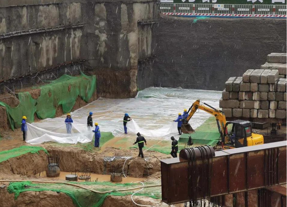 山西建投建工集團(tuán)學(xué)府智能停車樓項目部黨員帶頭青年突擊迎風(fēng)戰(zhàn)雨保一線