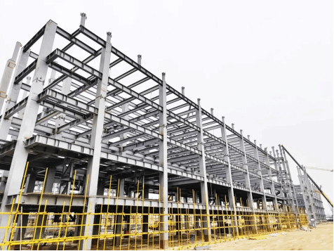 山西建投瀟河產(chǎn)業(yè)公司承建的忻師附中附小項目高中部鋼結(jié)構(gòu)主體順利封頂