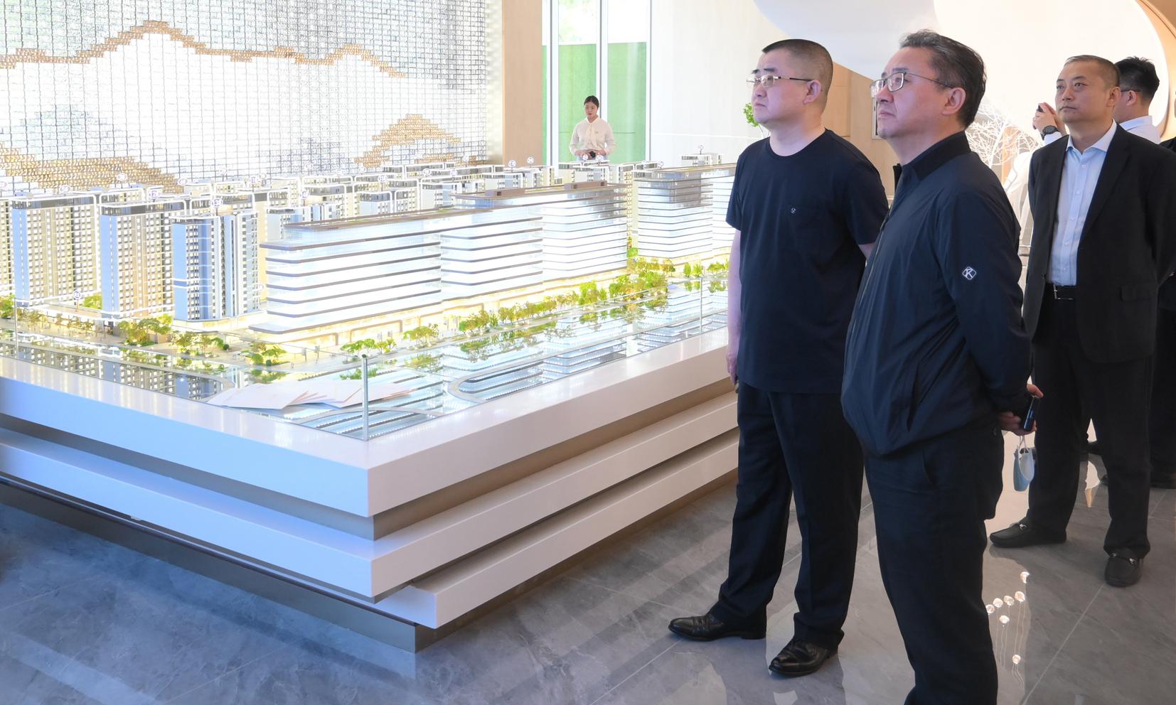 上海浦發(fā)銀行太原分行黨委書(shū)記、行長(zhǎng)白海忠到山西建投三建集團(tuán)和平里•上座IFC金融中心項(xiàng)目實(shí)地考察