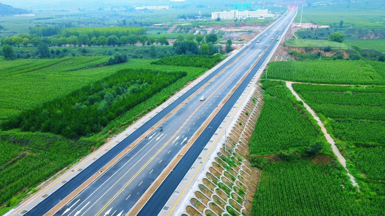 山西建投八建集團(tuán)五臺(tái)縣溝南片區(qū)綜合管網(wǎng)及配套設(shè)施建設(shè)項(xiàng)目：道路“黑化”煥新顏 鋪就民生“幸福路”